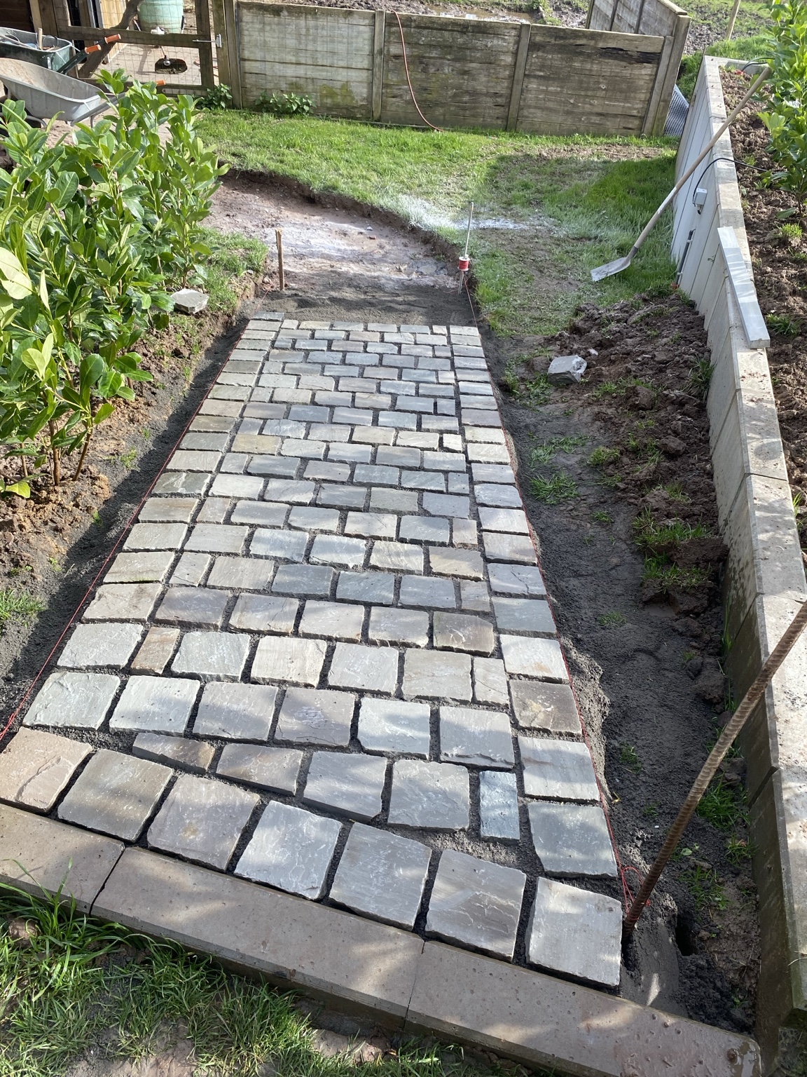 Alignement des pavés pendant la réalisation d’une allée