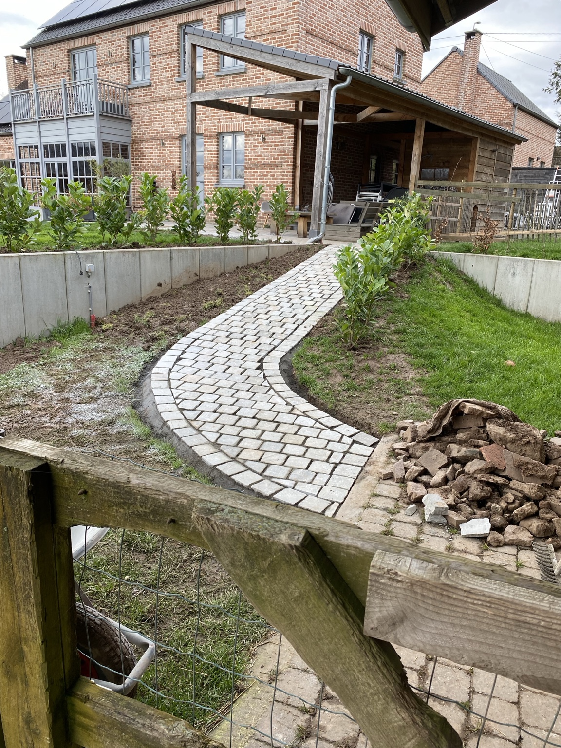 Tracé courbe d’une allée en pavés