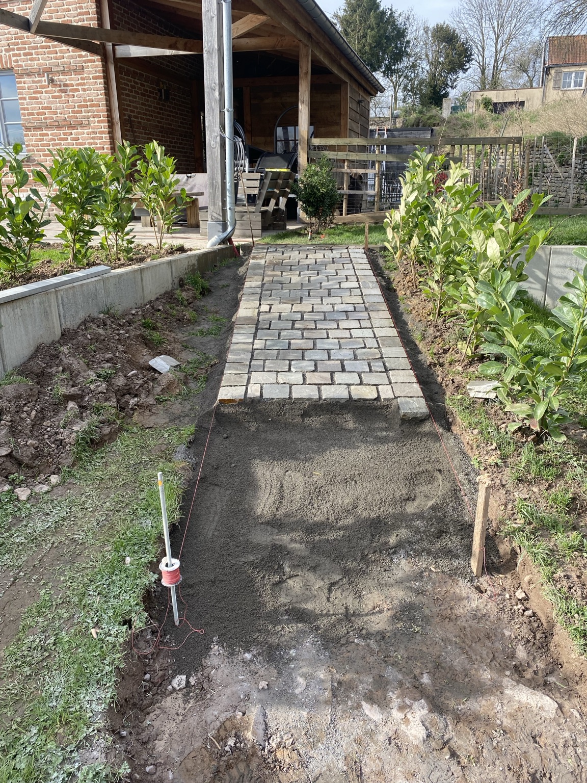 Pose de pavés sur la fondation d’une allée
