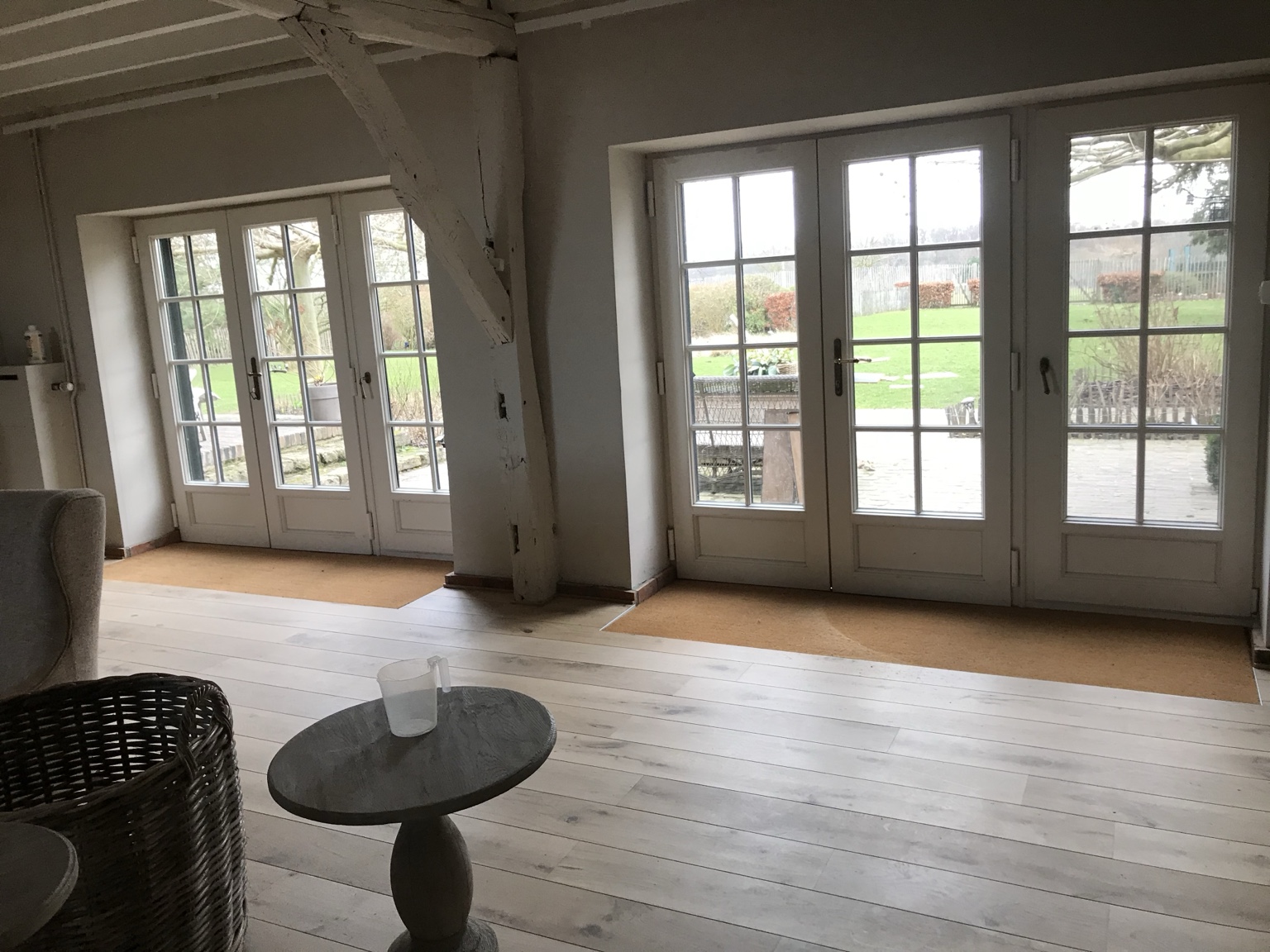 Parquet en chêne posé dans un séjour lumineux