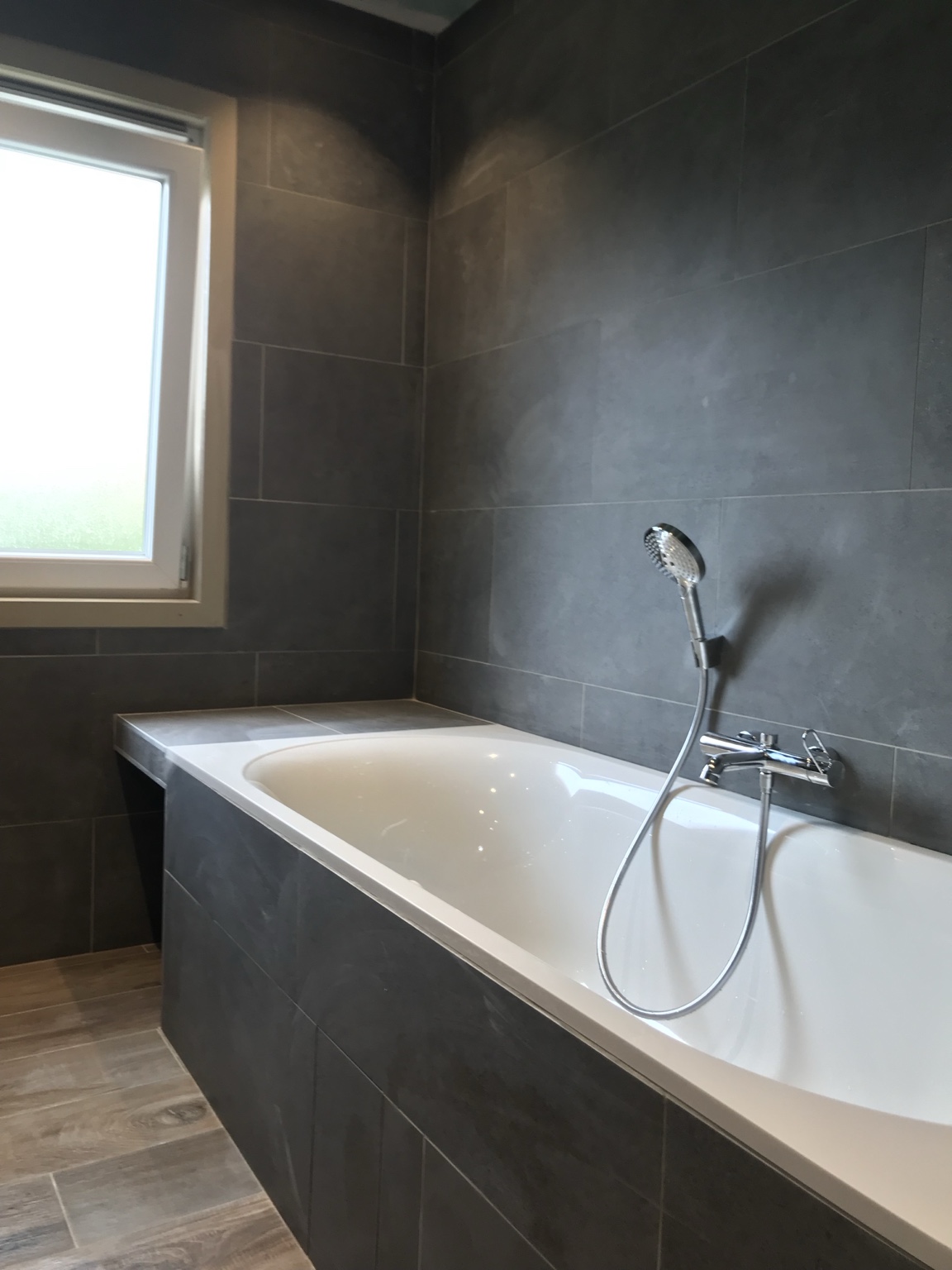 Baignoire habillée de carrelage gris