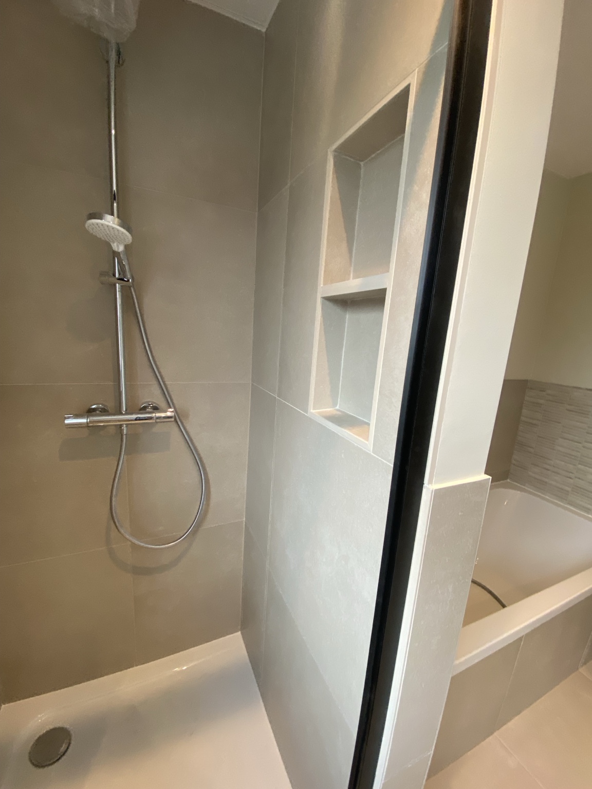 Niches intégrées dans une douche carrelée