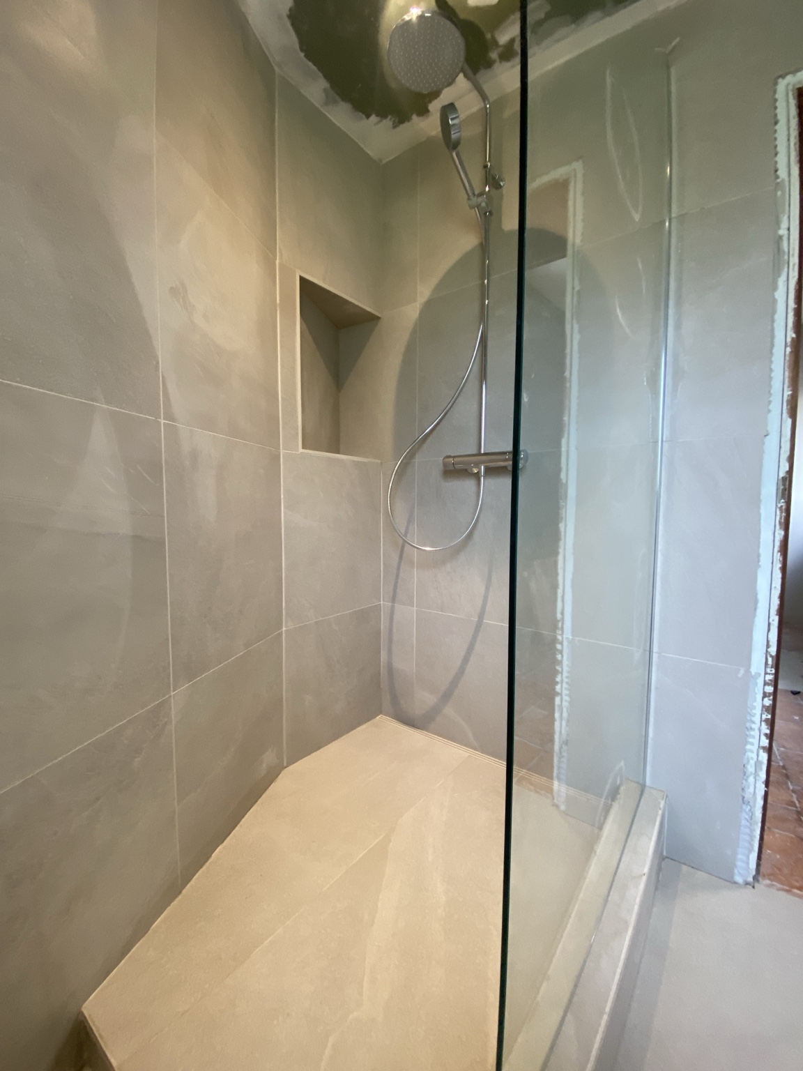 Douche à l’italienne carrelée avec paroi vitrée