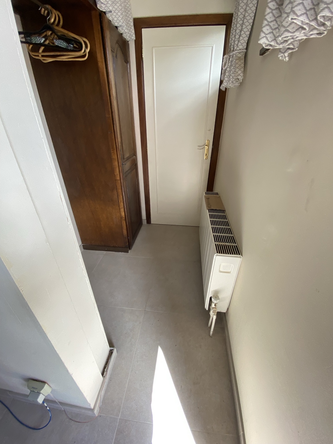 Couloir rénové avec un carrelage clair