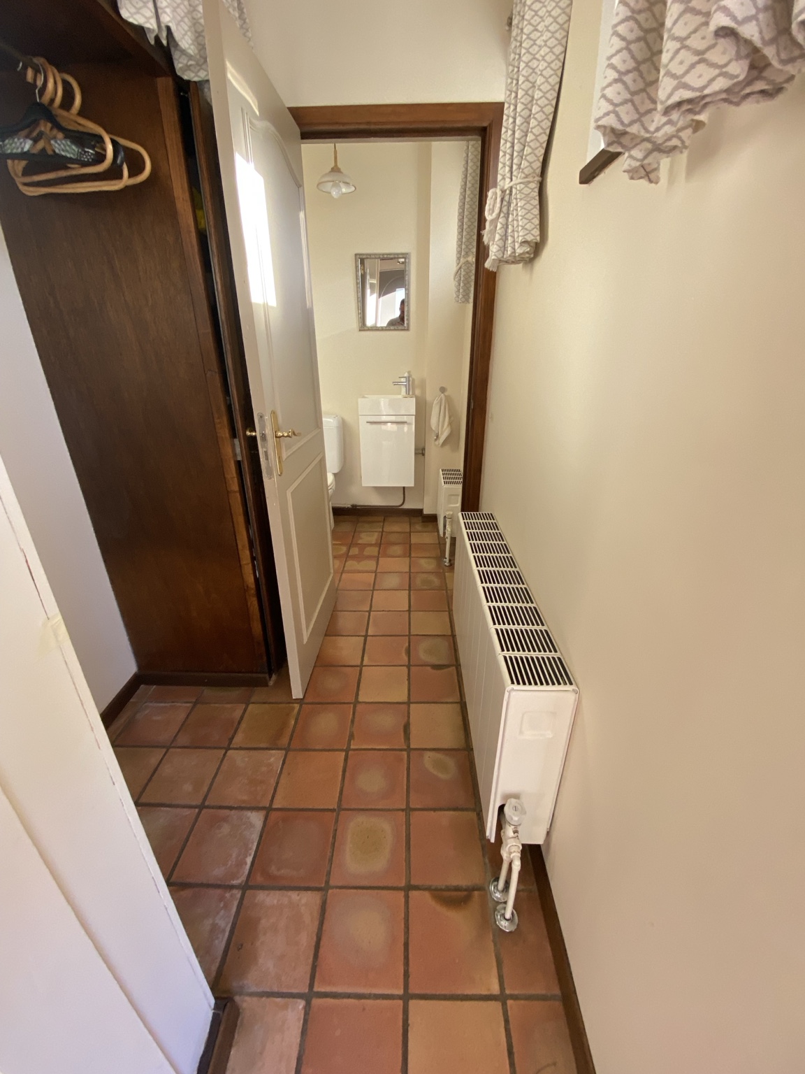 Ancien carrelage du couloir avant rénovation