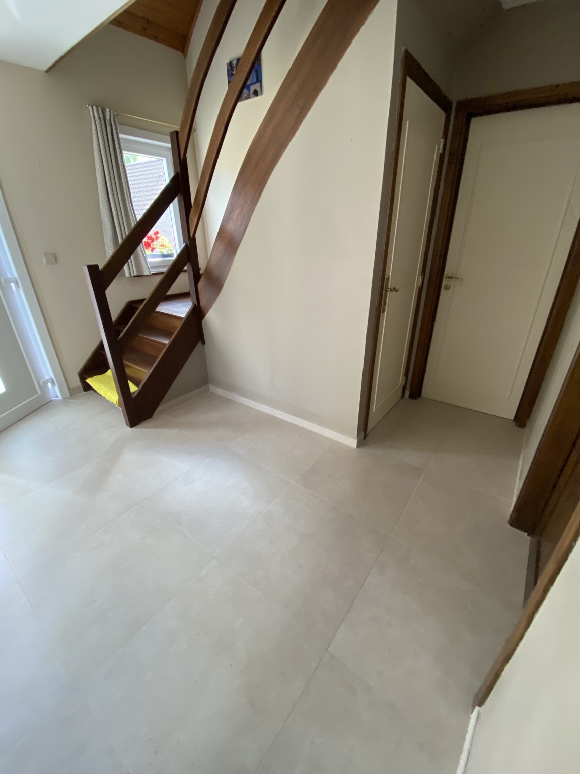 Nouveau carrelage posé autour de l’escalier