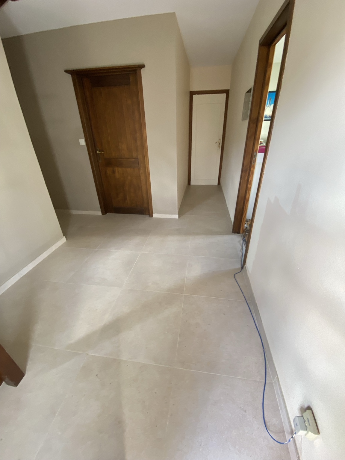 Hall rénové avec un nouveau carrelage clair