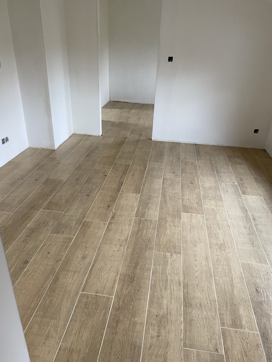Carrelage imitation parquet posé dans une pièce intérieure