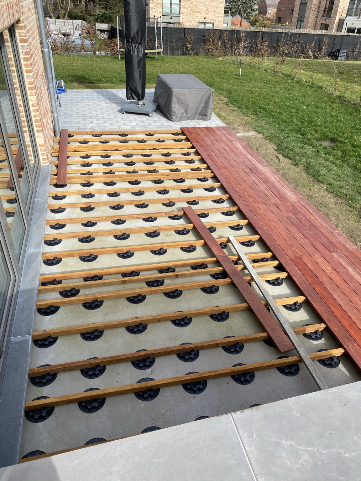 Structure en bois d’une terrasse posée sur plots