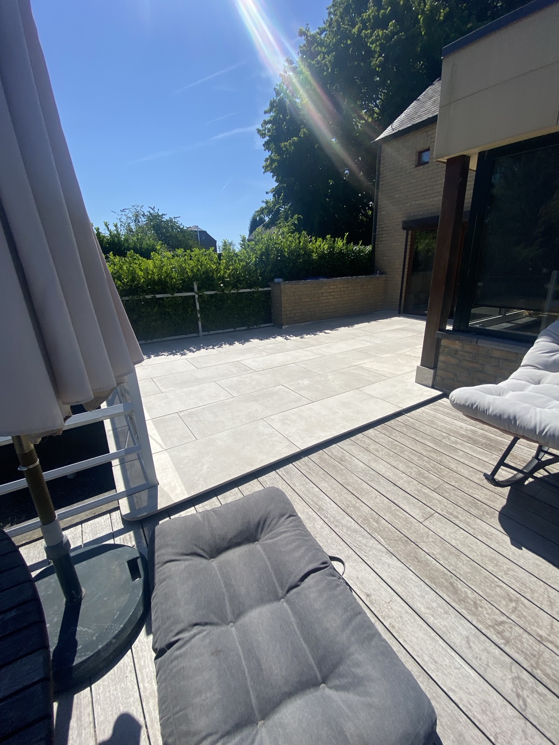 Terrasse extérieure carrelée réalisée par JLJ LEVIS
