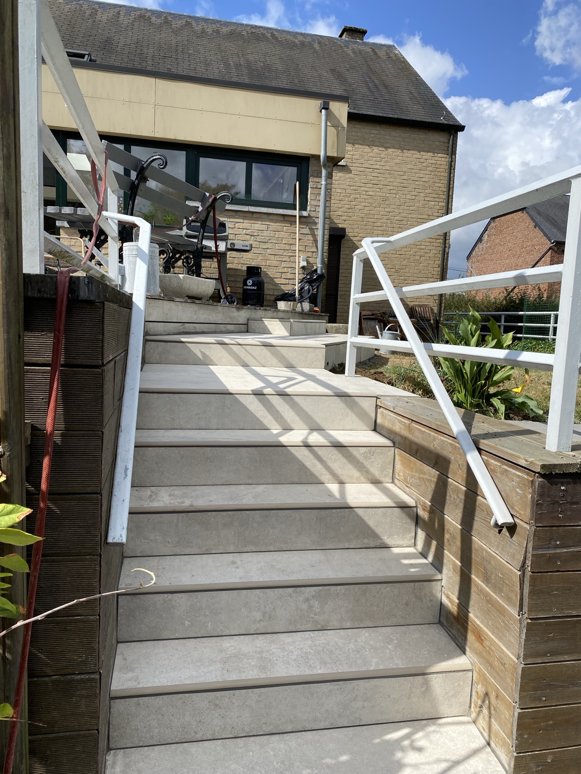 Escalier extérieur carrelé menant à la terrasse