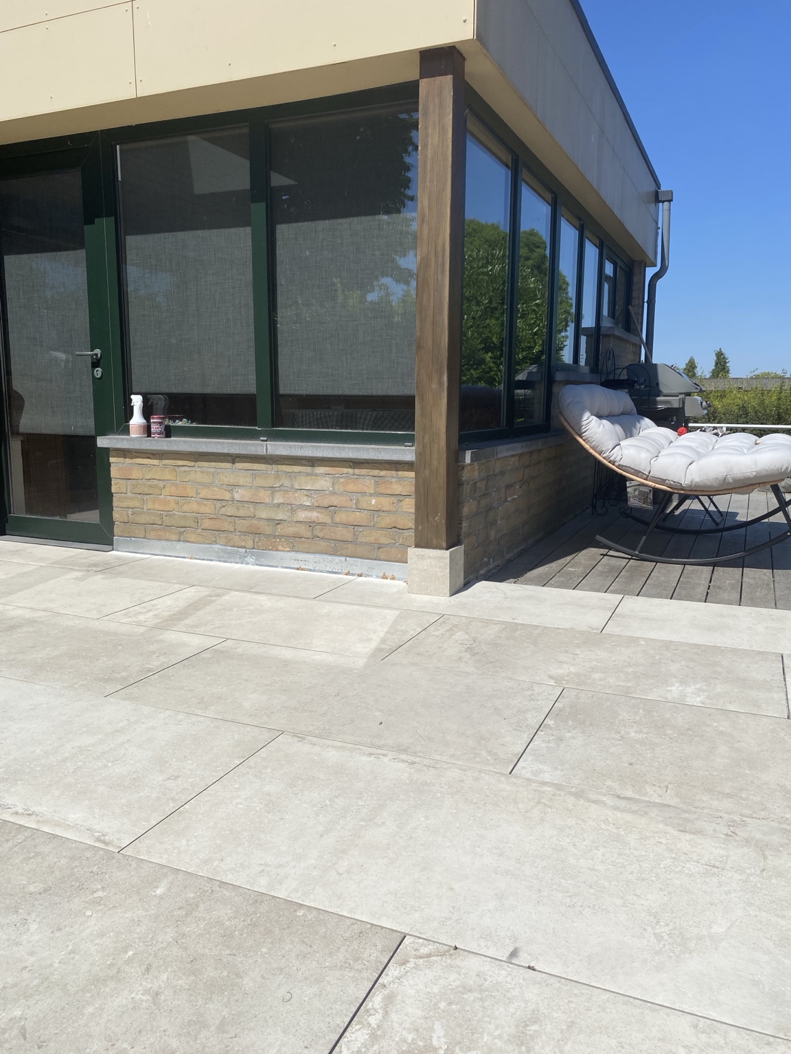 Finitions de la terrasse autour de la véranda