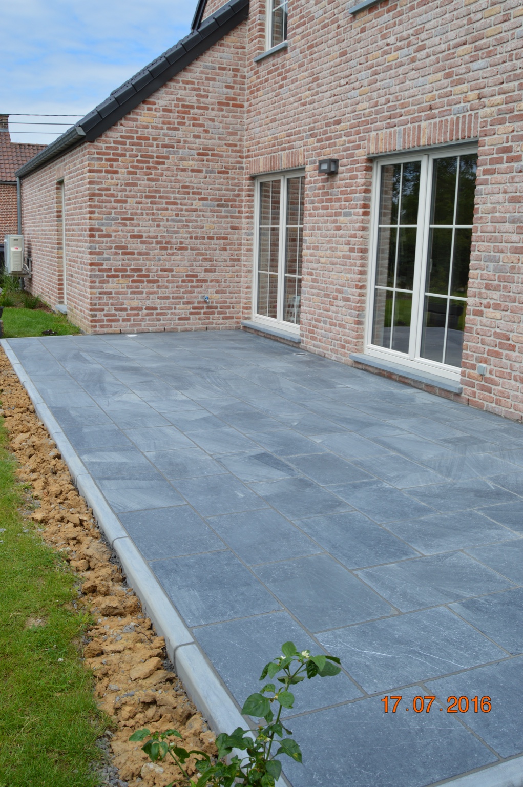 Détail des dalles et bordures d’une terrasse en pierre naturelle